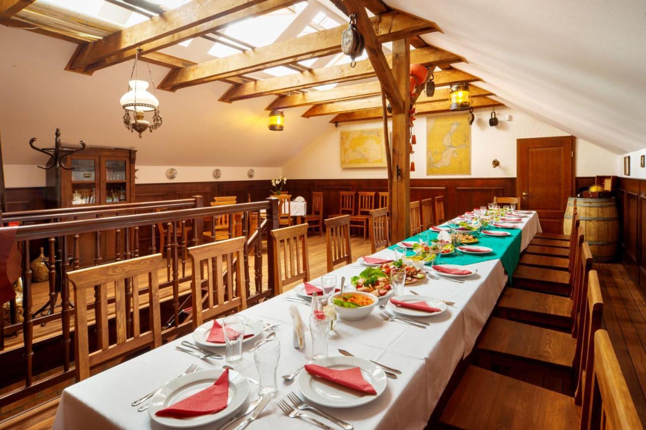 Villa & Restaurant Admiral Nelson เฮล ภายนอก รูปภาพ